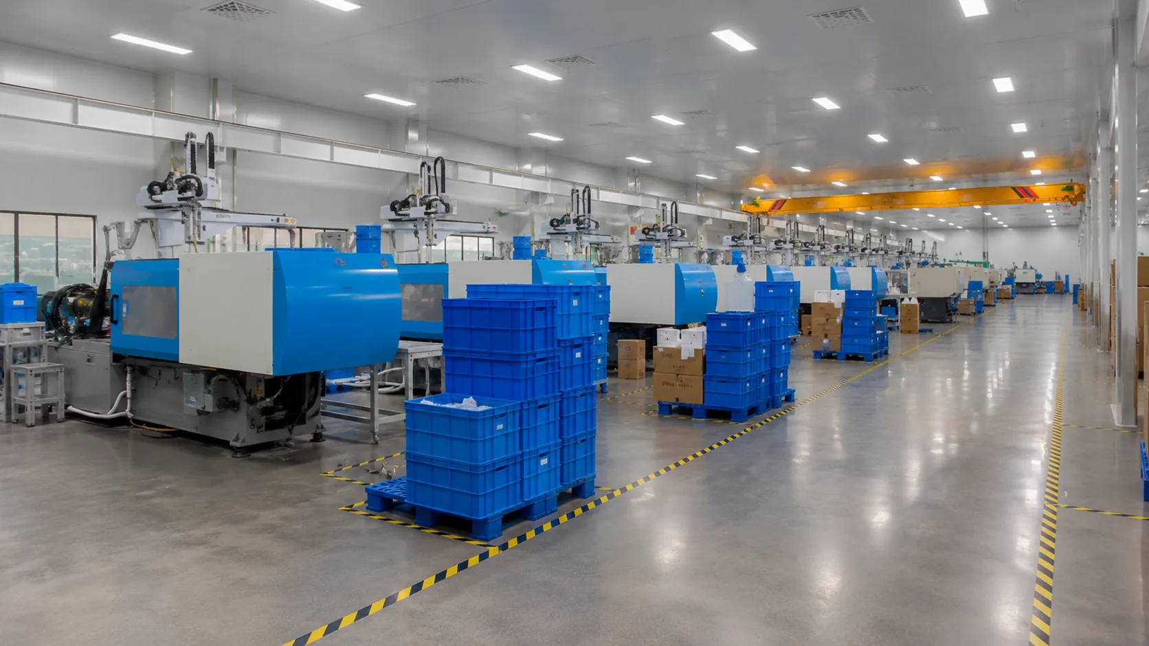 Large clean injection molding workshop with orderly production equipment
