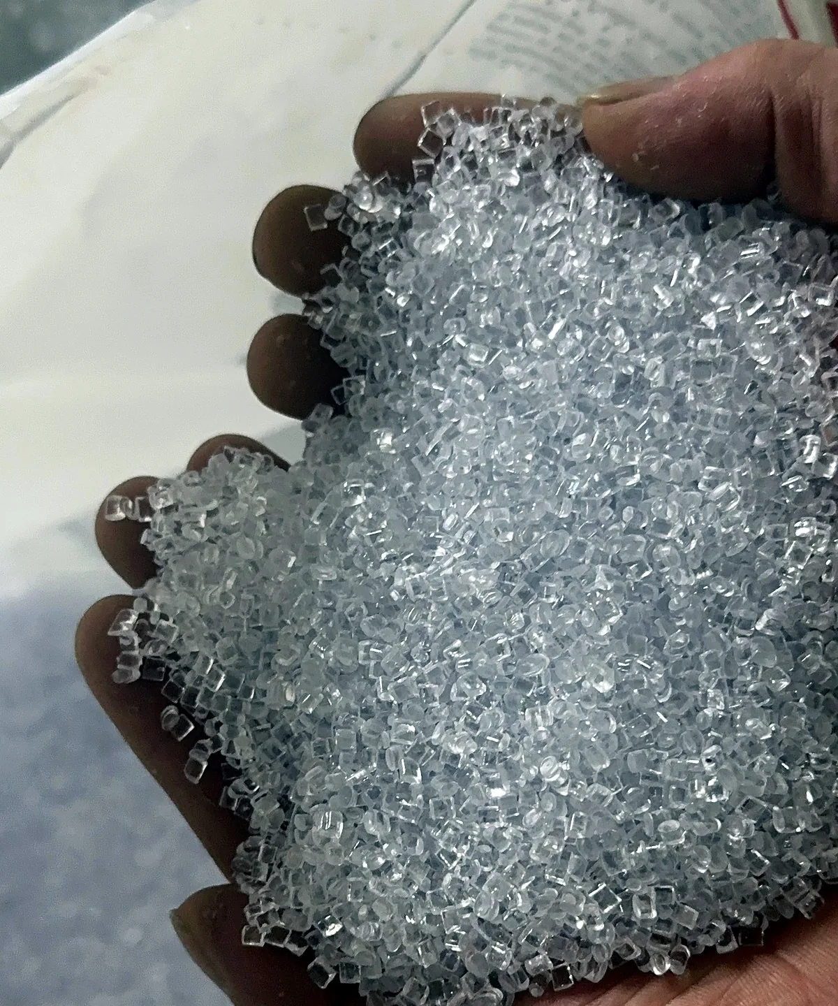 Transparent antistatic materials and parts